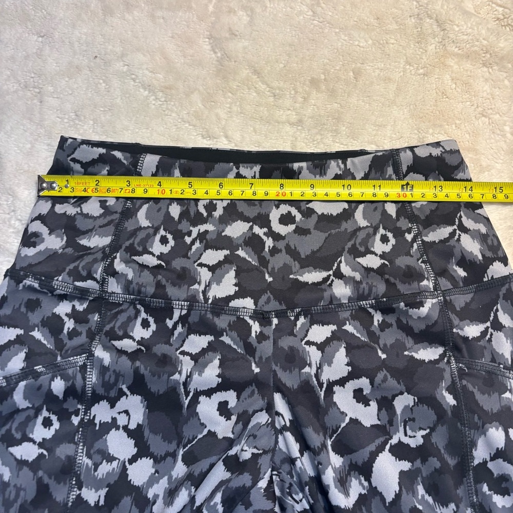 Chico's Zenergy Leggings Small (4/6) Black Gray Abstract Print Stretchy Pockets - Picture 10 of 13